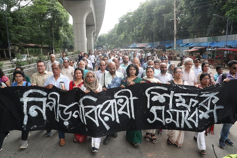 রাজধানীর শাহবাগ থানায় আটক দুই শিক্ষার্থীকে ছাড়িয়ে নিয়ে যান ‘নিপীড়নবিরোধী’ শিক্ষকেরা। থানা থেকে বের হওয়ার পর একজন সাংবাদিকদের সঙ্গে কথা বলেন। আজ বুধবার ঢাকা বিশ্ববিদ্যালয়ে